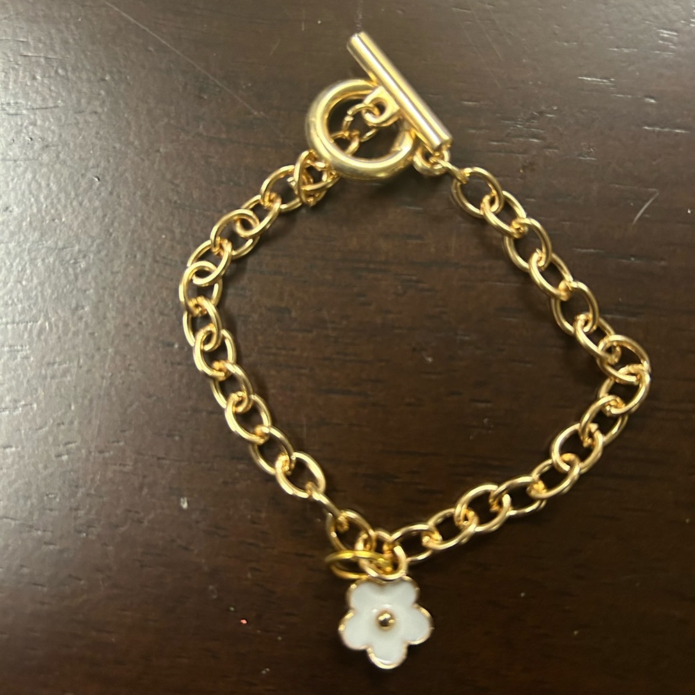 Handmade white flower, metal alloy bracelet